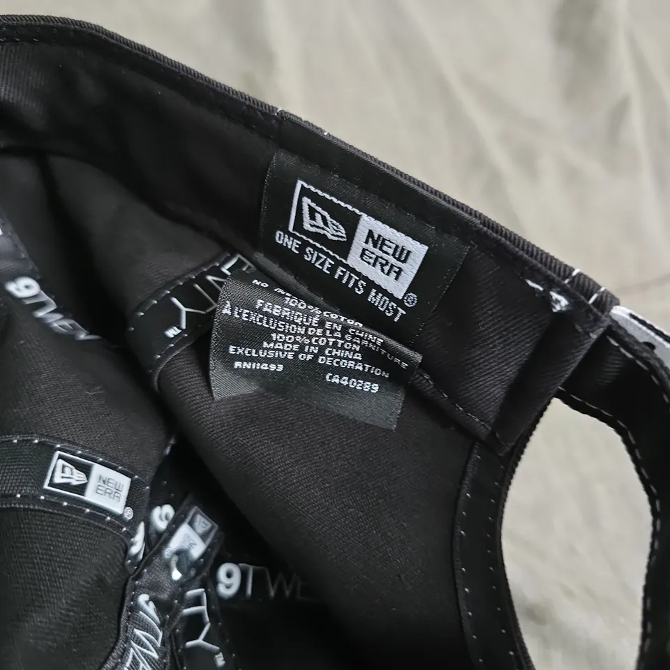 9TWNETY MANCHESTER UNITED CONTRAST STITCH CAP IN BLACK