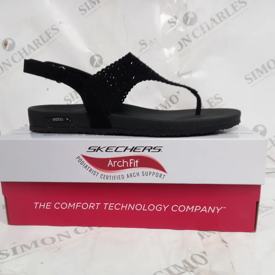 BOXED PAIR OF SKECHERS ARCHFIT SANDAL IN BLACK SIZE 7