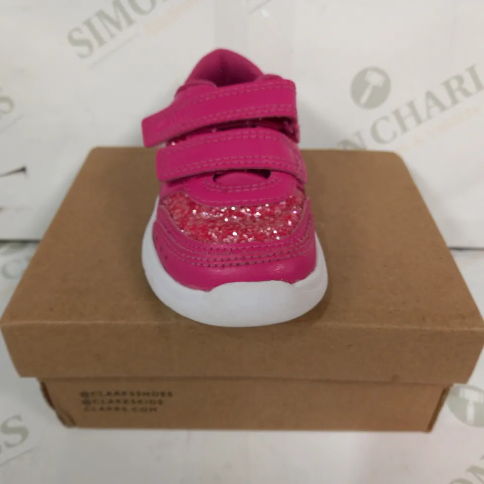 BOXED PAIR OF CLARKS FAWN SOLO KIDS SHOES IN PINK W. COARSE GLITTER EFFECT UK SIZE 4.5