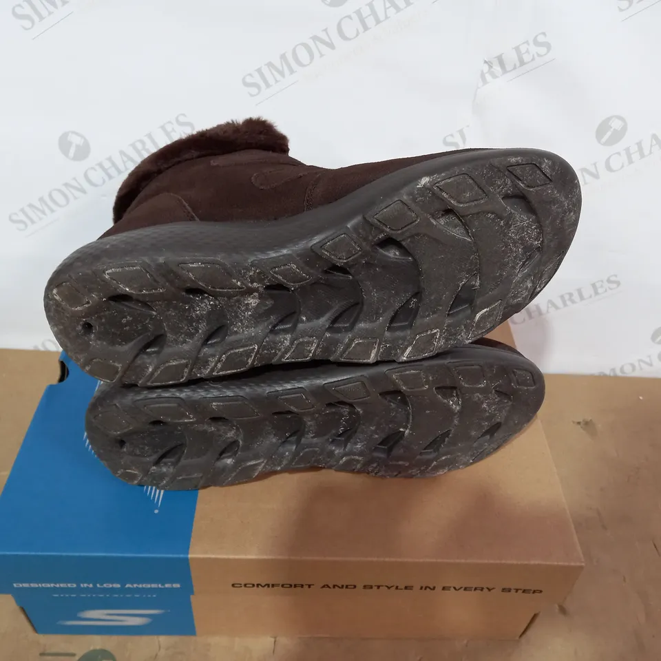 BOXED PAIR OF SKECHERS - SIZE 7