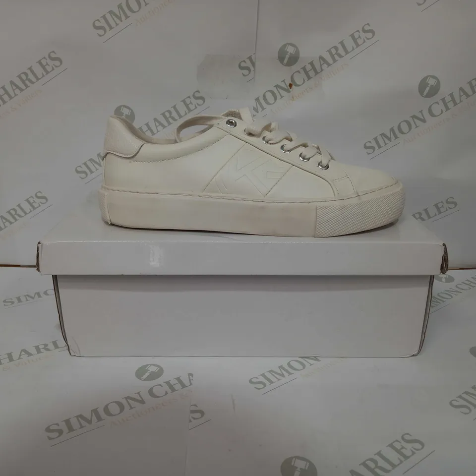 KG KURT GEIGER KACE IN WHITE - EU 42