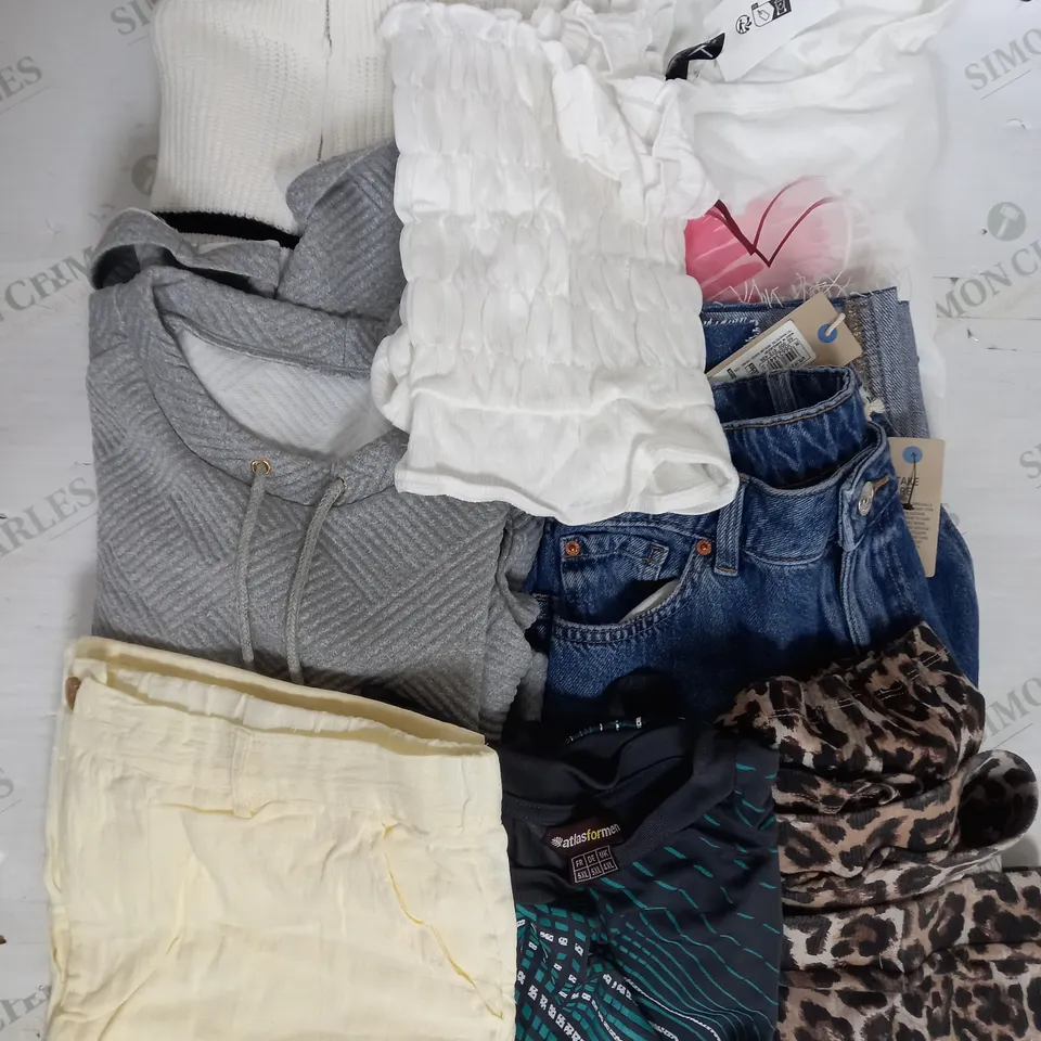 BOX OF APPROXIMATELY 25 ASSORTED CLOTHING ITEMS TO INCUDE - JUMPERS , JEANS, SKIRT ETC