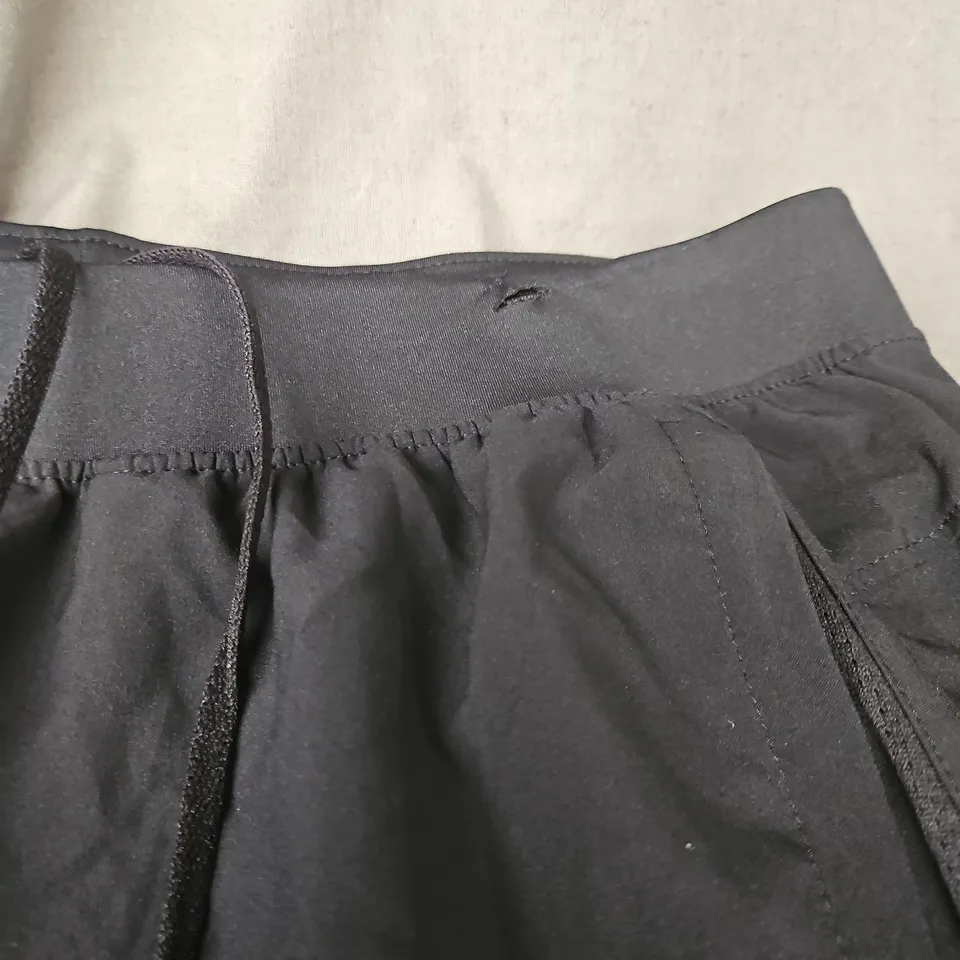UNDER ARMOUR SHORTS IN BLACK SIZE L