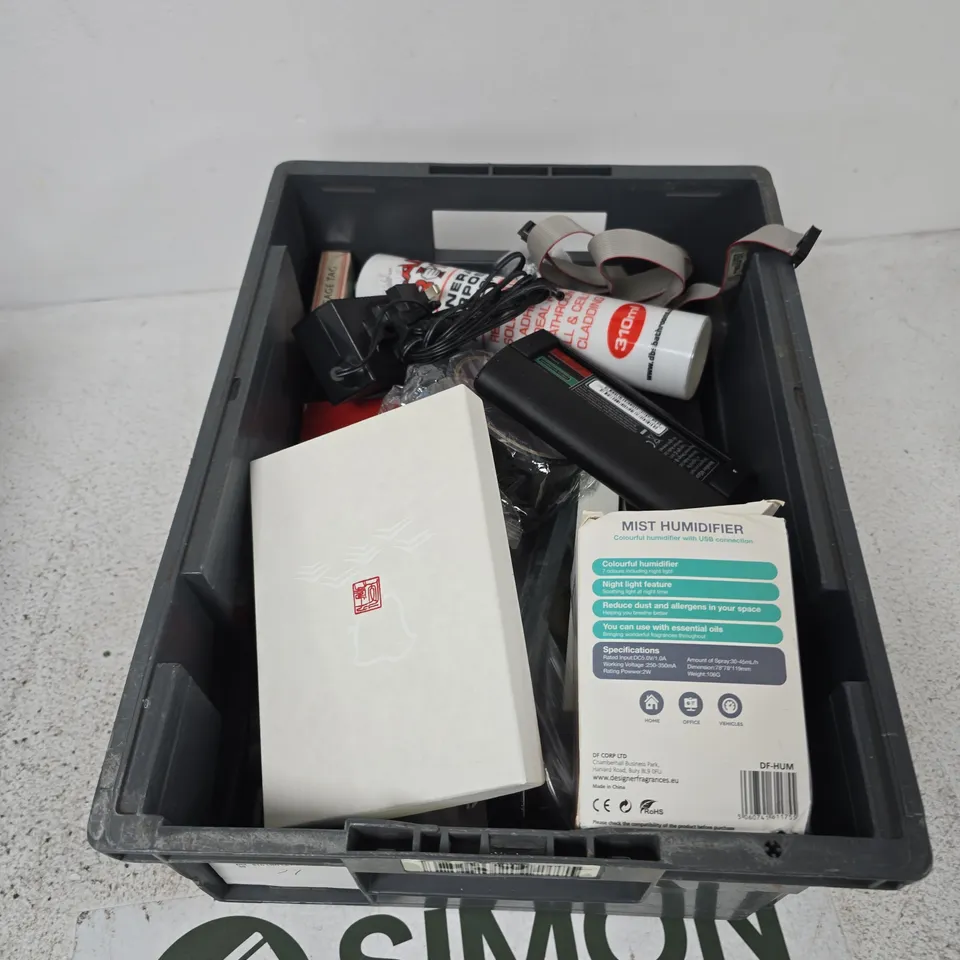 BOX CONTAINING A MIX OF APPROXIMATELY 15 ASSORTED ITEMS INCLUDING MIST HUMIDIFIER, CLAD GRIP, LUGGAGE TAG ETC.