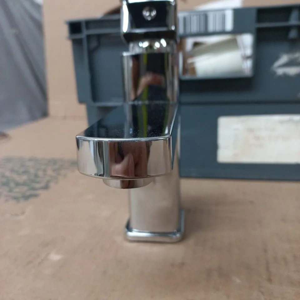 TOTE OF APPROXIMATELY 15 ASSORTED ITEMS TO INCLUDE: TAP FITTING 