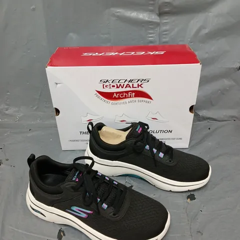 BOXED PAIR OF SKECHERS GO WALK ARCHFIT WOMENS LACE UP TRAINER BLACK UK 6