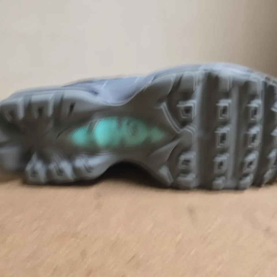 NIKE AIR MAX TRAINERS - UK SIZE 8