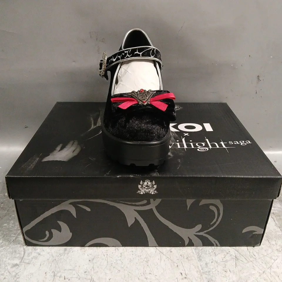 BOXED PAIR OF KOI TWILIGHT SAGA TIRA MARY JANE AND ALEC EDITION IN BLACK SIZE UK 3