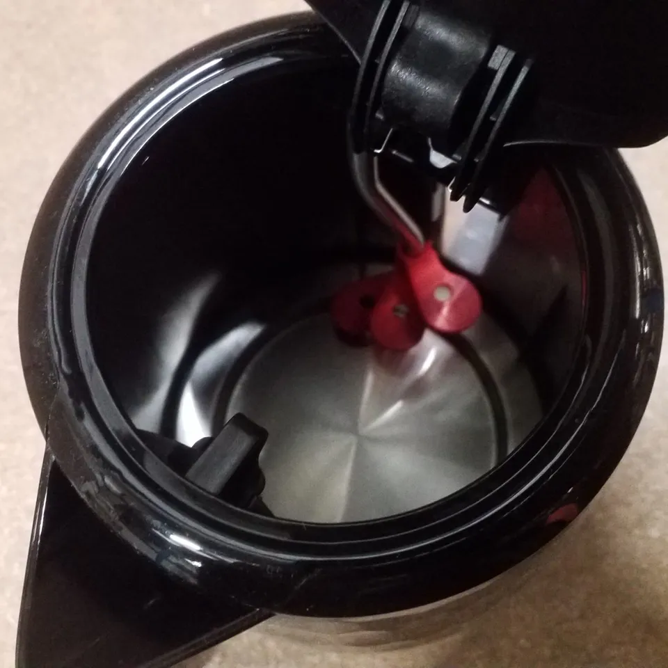 BOXED RUSSELL HOBBS HONEYCOMB KETTLE - BLACK