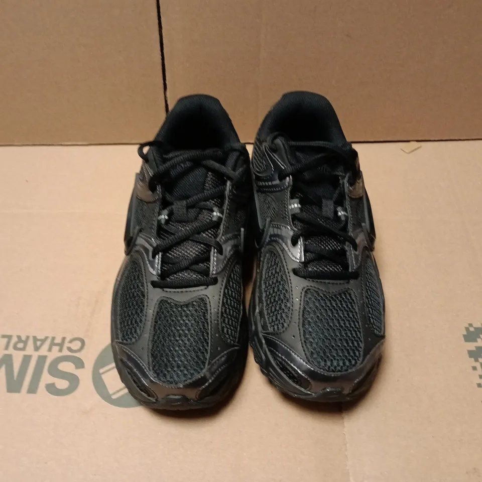 UNBOXED PAIR OF NIKE LACE TRAINERS IN BLACK - UK 6