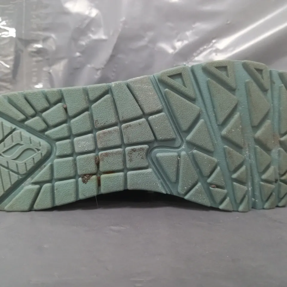 PAIR OF SKECHERS SHOES IN TEAL SIZE 4.5