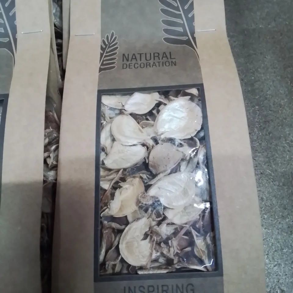 BOX CONTAINING APPROXIMATELY 40 BAGS OF NATURAL DECORATION "INSPIRING NATURE"