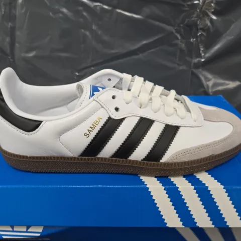BOXED PAIR OF ADIDAS SAMBA MENS OG TRAINERS IN WHITE/BLACK - UK6.5
