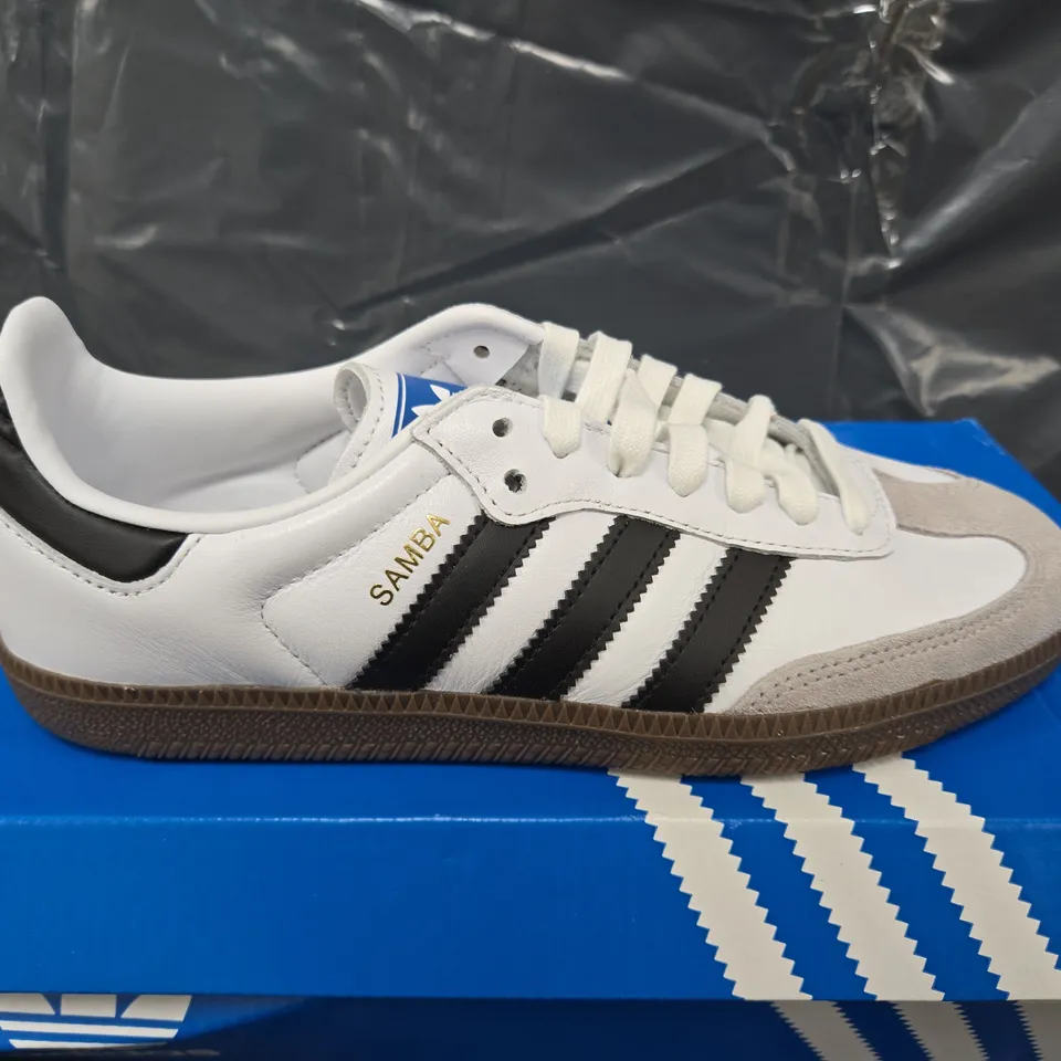 BOXED PAIR OF ADIDAS SAMBA MENS OG TRAINERS IN WHITE/BLACK - UK6.5
