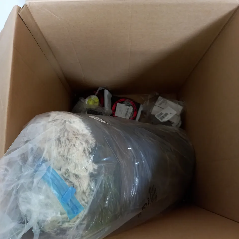 APPROXIMATELY 10 HOUSEHOLD ITEMS TO INCLUDE SET OF 4 PACKING CUBES, BEDDING  AND SIMPLY BEAUTY COMPACT MIRROR