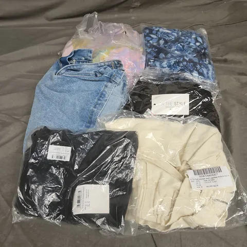 APPROXIMATELY 20 ASSORTED CLOTHING ITEMS IN VARIOUS STYLES AND SIZES