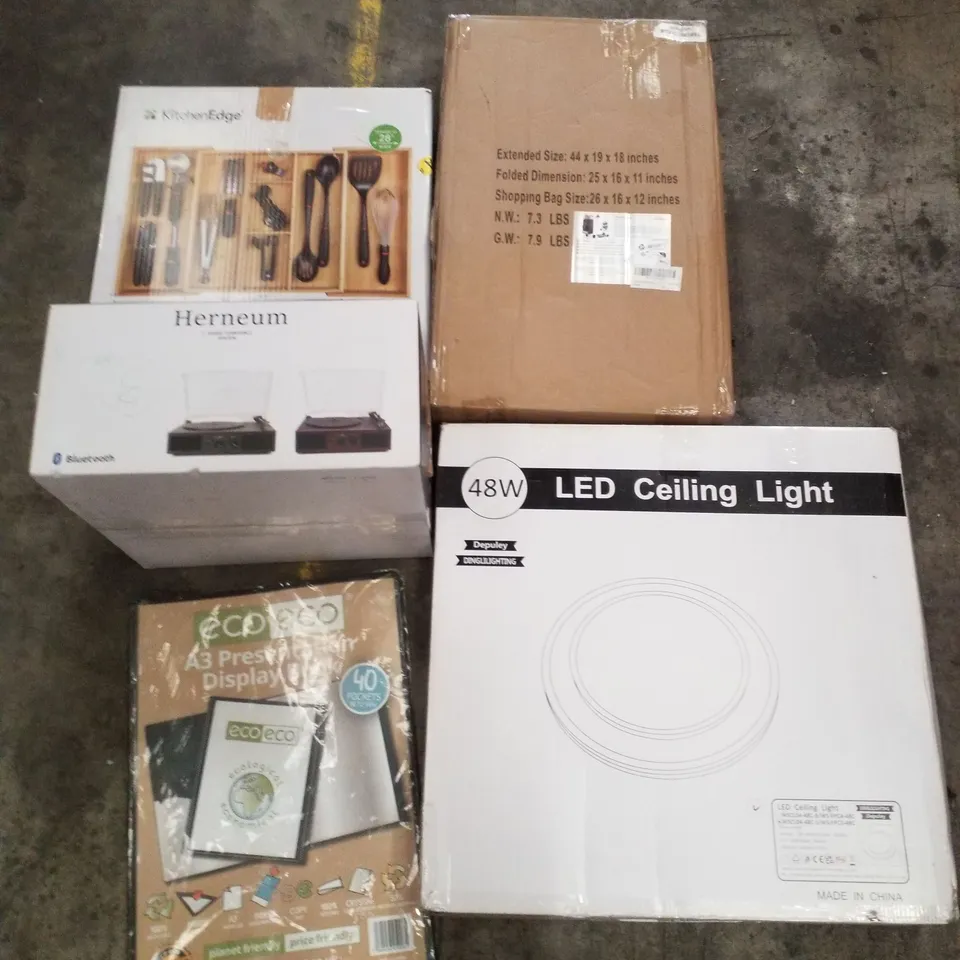 PALLET CONTAINING ASSORTED PRODUCTS INCLUDING LED CEILING LIGHT, SHOPPING CART, KITCHEN UTENSILS ORGANIZER, 3-SPEED TURNTABLE SYSTEM & A3 PRESENTATION DISPLAY BOOK 