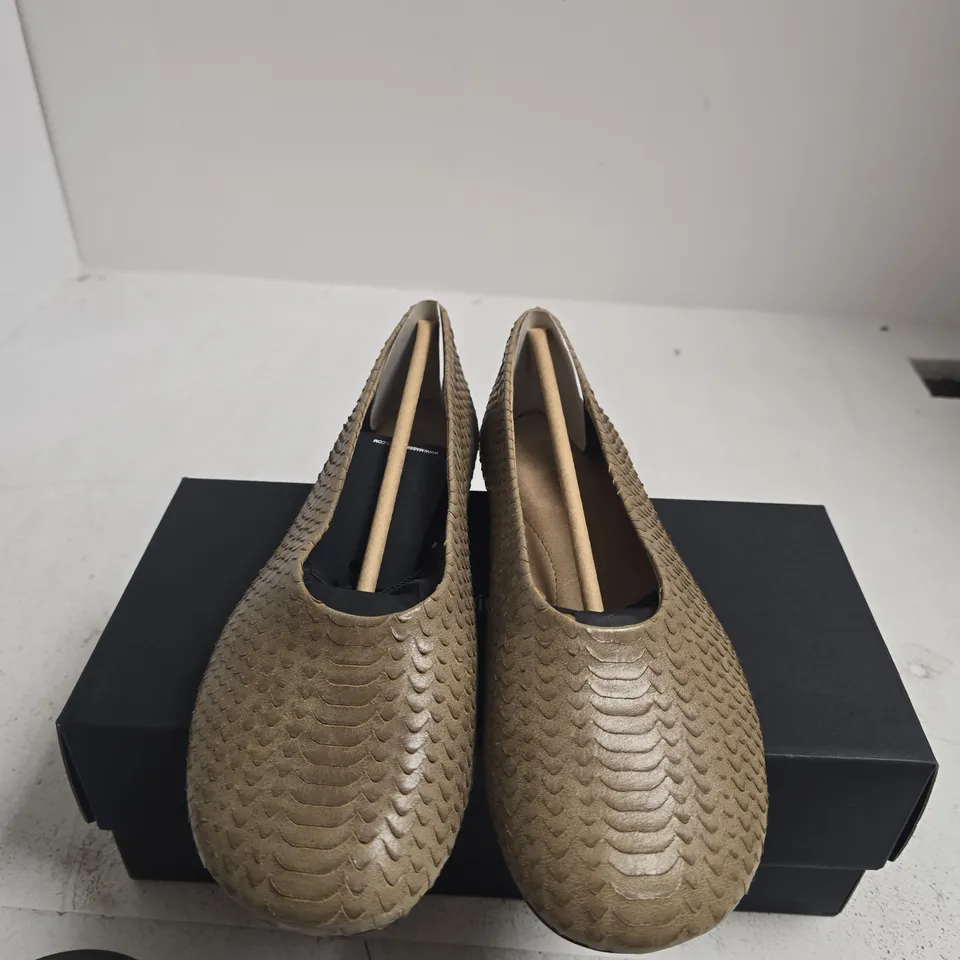 BOXED PAIR OF MASSIMO DUTTI SNAKE PRINT LEATHER BALLET FLATS, ROUND TOE – UK 5
