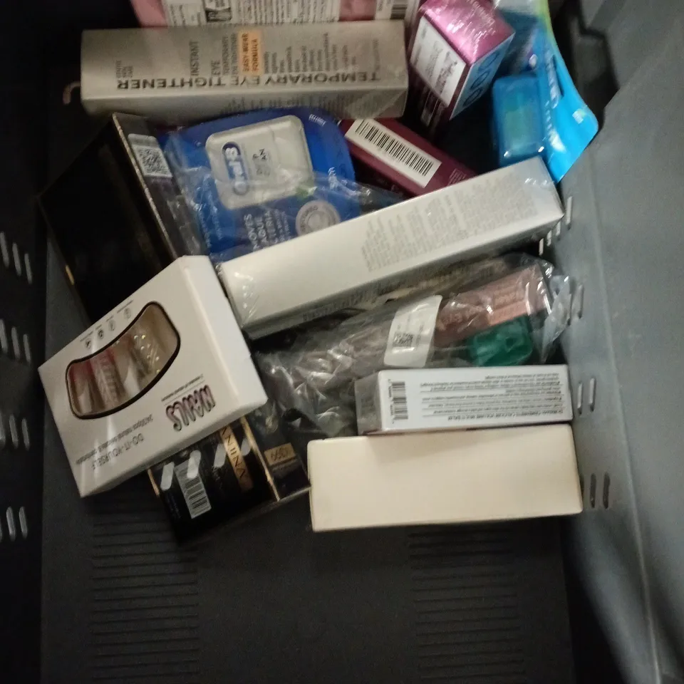 APPROXIMATEY 20 ASSORTED HEALTH AND BEAUTY PRODUCTS TO INCLUDE - SANEX EXPERT SHOWER CREAM - HOLY GELS GEL NAIL STRIPS AND BPERFECT MRS GLAM POWDER FOUNDATION