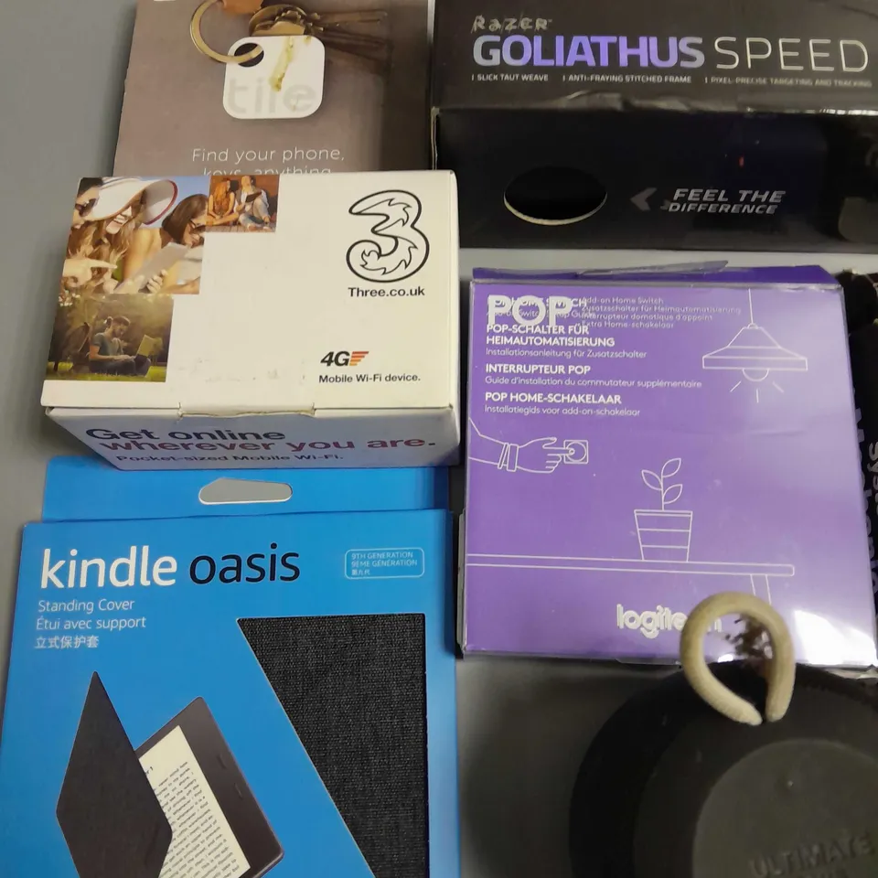 LOT OF 10 ASSORTED TECH ITEMS TO INCLUDE ULTIMATE EARS BLUETOOTH SPEAKER, TOMTOM CURFER AND CALL OF DUTY MOUSE MAT