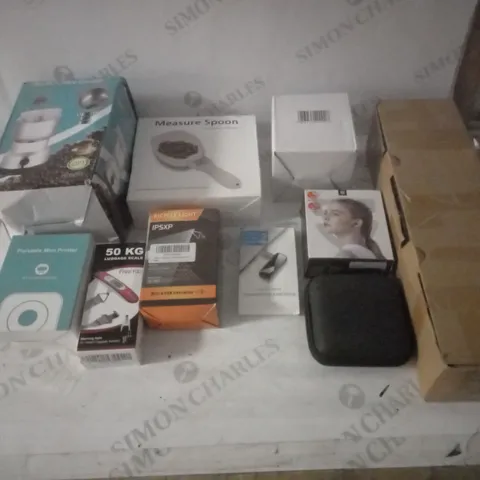 GROUP OF APPROX 10 ASSORTED ITEMS TO INCLUDE MEASURE SPOON, BIKE LIGHT, LUGGAGE SCALE ETC