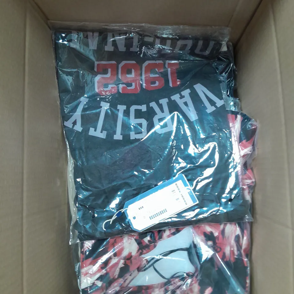 LOT OF APPROX 16 CLOTHING ITEMS IN VARIOUS STYLES, COLOURS AND SIZES 