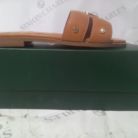 BOXED PAIR OF HOLLAND COOPER OPEN TOE SLIDERS IN TAN W. GOLD EFFECT DETAIL SIZE 6