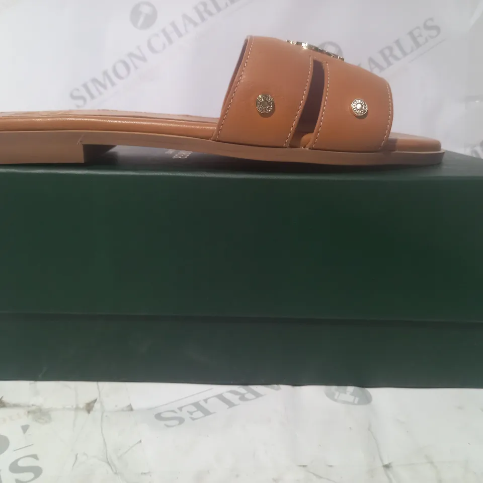 BOXED PAIR OF HOLLAND COOPER OPEN TOE SLIDERS IN TAN W. GOLD EFFECT DETAIL SIZE 6