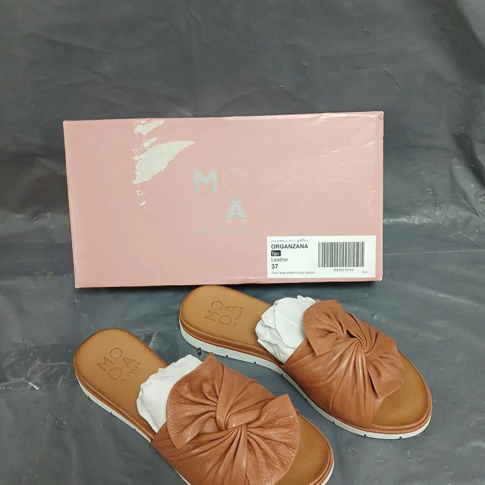 BOXED PAIR OF MODA IN PELLE ORGANIZANA LEATHER TAN SPORTY BOW SANDAL - SIZE 37 