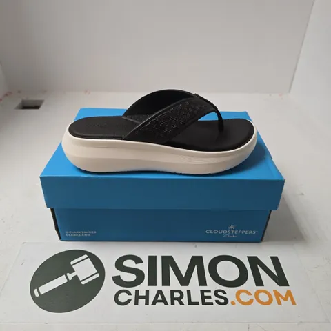 BOXED PAIR OF CLOUDSTEPPERS BY CLARKS SOLEVANA POST2 SANDALS IN BLACK - UK 5