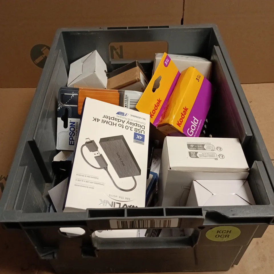TOTE OF APPROXIMATELY 18 ASSORTED ITEMS TO INCLUDE KODAK GOLD, WAVLINK, GOOGLE CHARGER, LABEL MAKER ETC