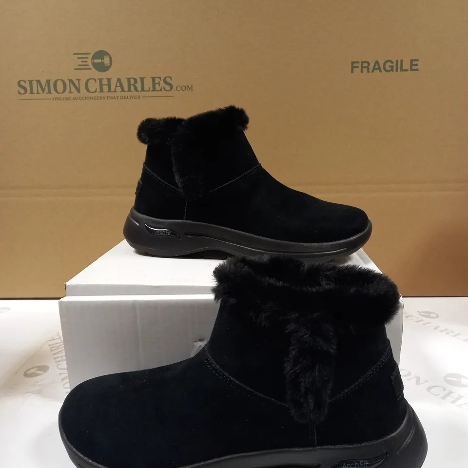 BOXED PAIR SKECHERS UK SIZE 5 GO WALK ARCH FIT SUEDE CHUGGA BOOT BLACK