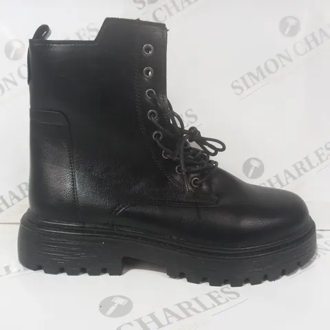 BOXED PAIR OF DESIGNER ANKLE BOOTS IN BLACK EU SIZE 42