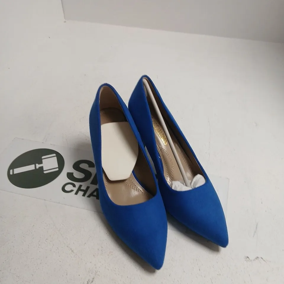BOX OF APPROXIMATELY 15 ASSORTED SHOES TO INCLUDE: DREAM PARIS HEELS