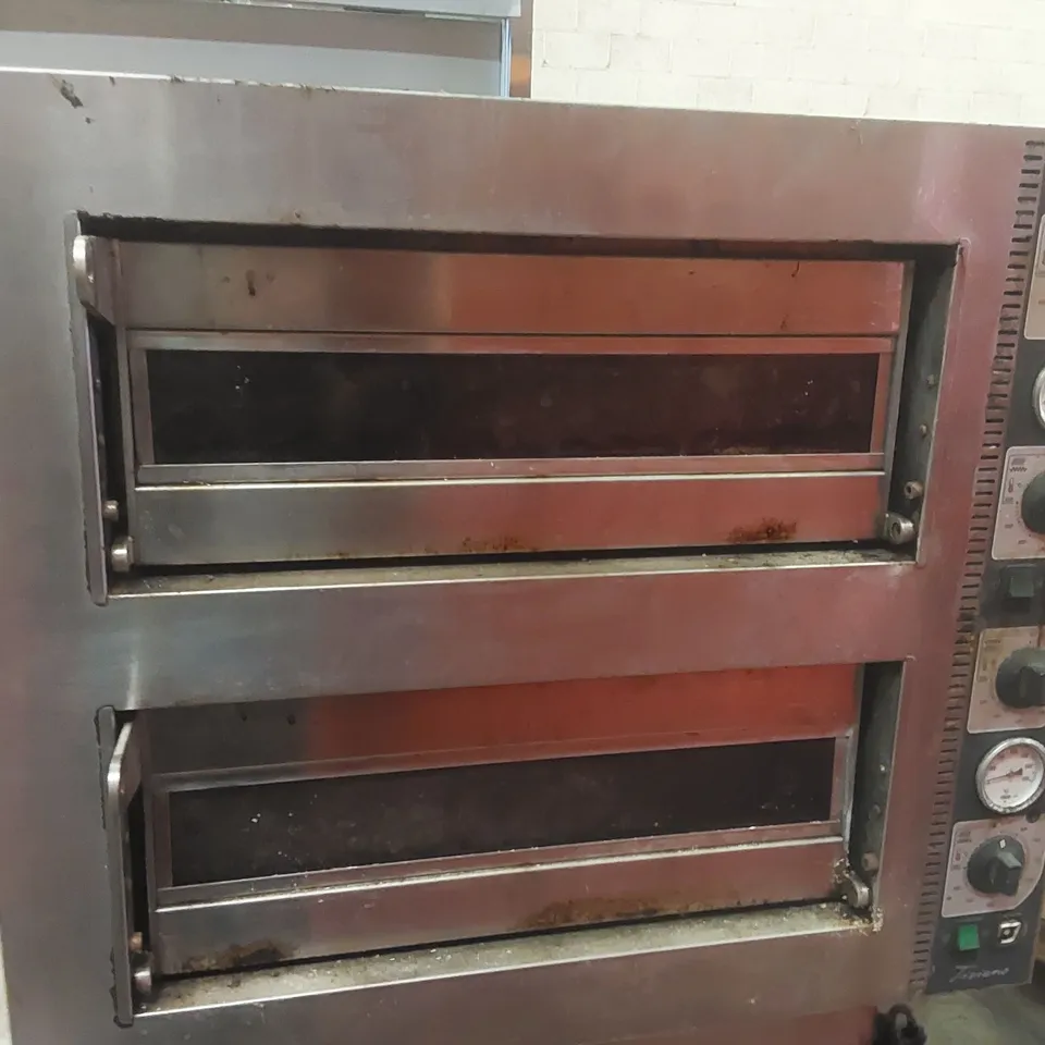 CUPPONE TIZIANO COMMERCIAL PIZZA OVEN ON STAND