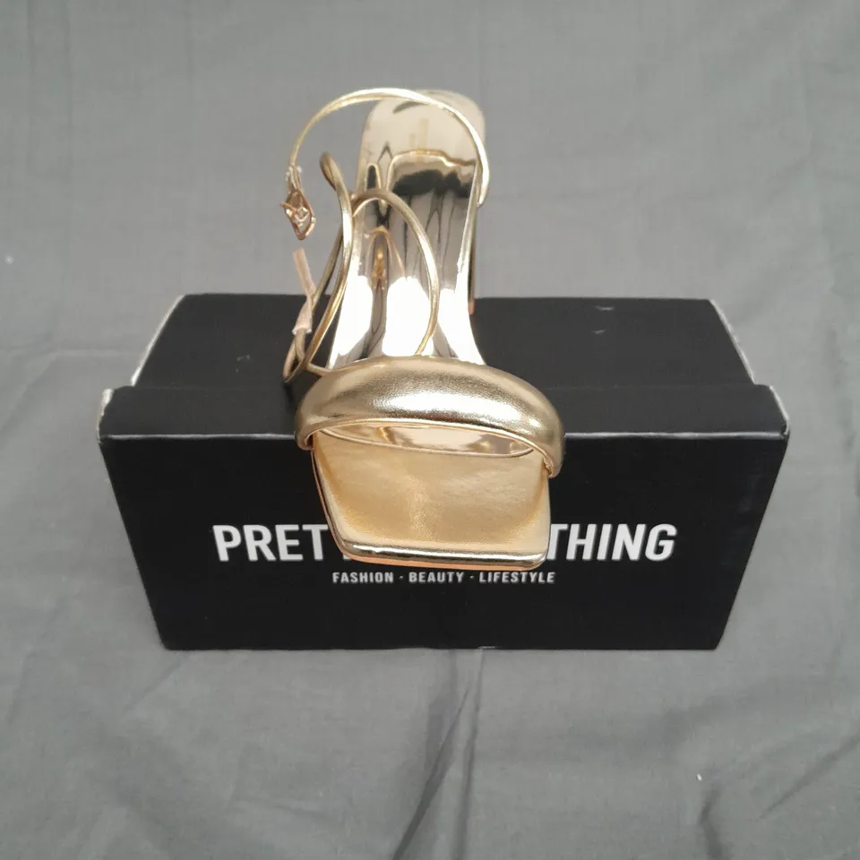 BOXED PAIR OF PRETTYLITTLETHINGS WIDE FIT PU SQUARE TOE QUILTED LOW BLOCK HEEL SANDALS IN GOLD UK 6