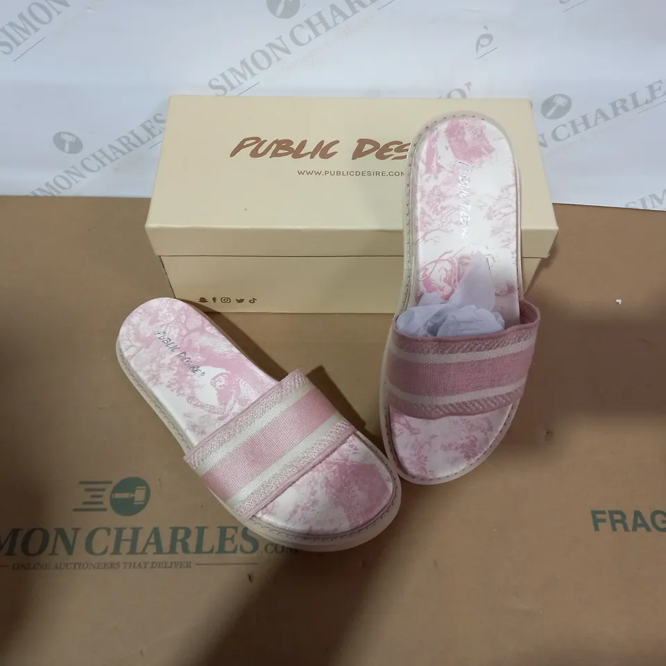 BOXED PAIR OF PUBLIC DESIRE FLIPFLOPS SIZE 6