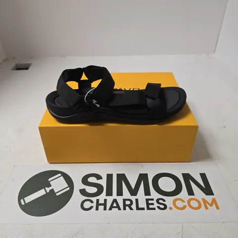 BOXED PAIR OF STRIVE DRIFT BLACK II SANDALS - UK 6
