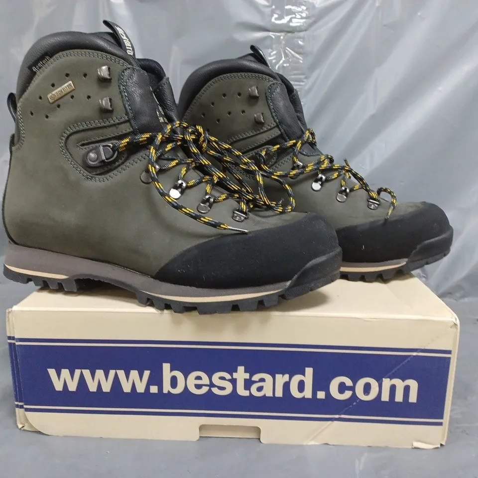 BOXED PAIR OF BUSTARD BOOTS IN DUSTY SAGE SIZE UK 9