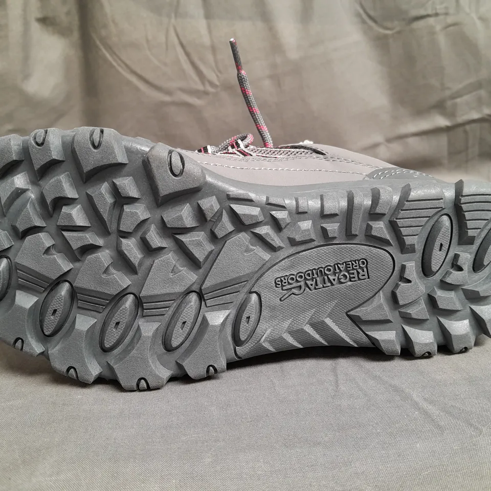 BOXED PAIR OF REGATTA TRAINERS SIZE UK 6