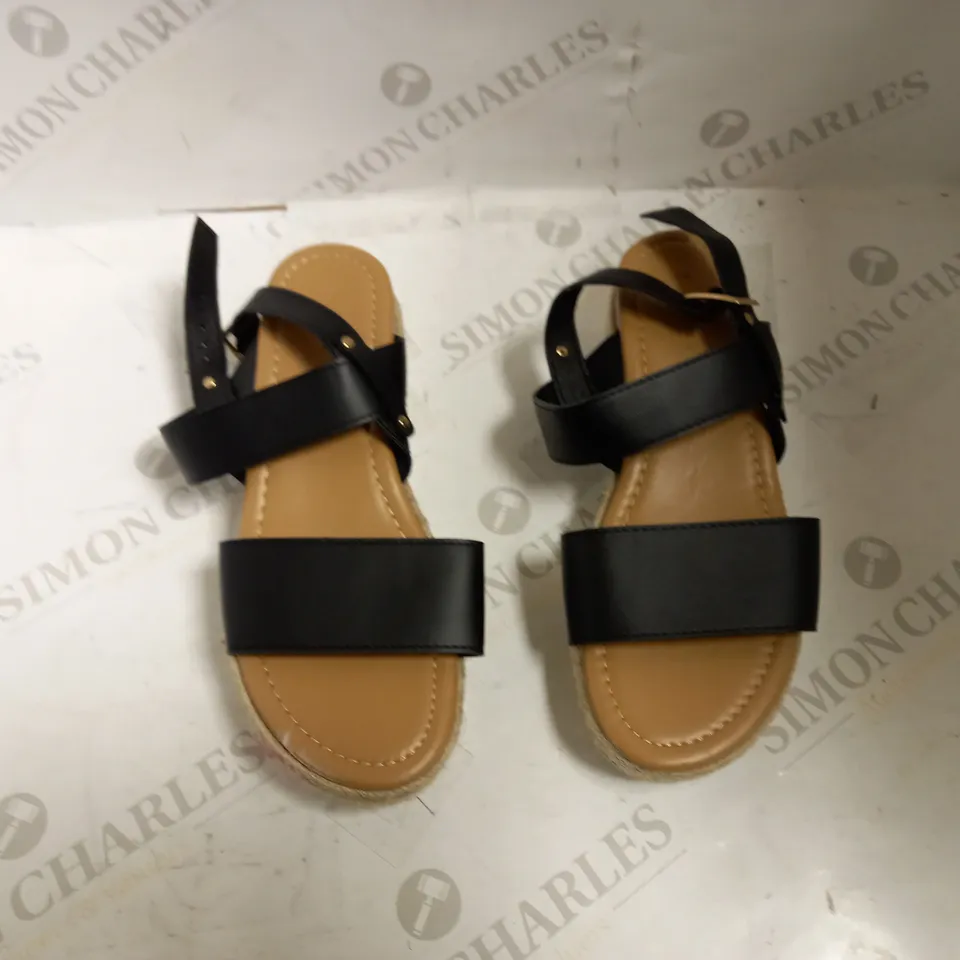 NEW LOOPK SIZE 5 POMPOM SANDAL 