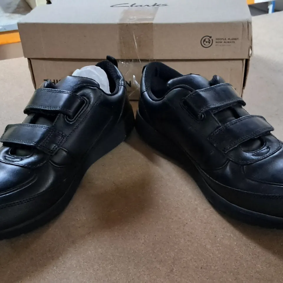 CLARKS BLACK LEATHER SHOES SIZE 7.5