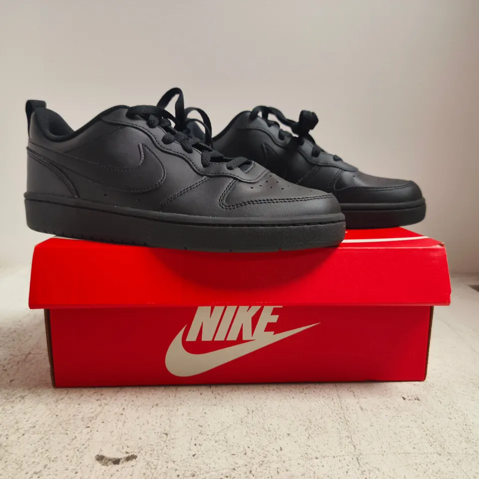 BOXED PAIR OF NIKE COURT BOROUGH LOW 2 TRAINERS IN BLACK SIZE UK 6