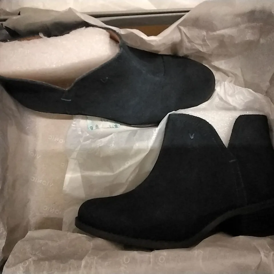 3 SHOE BOXES OF VIONIC SHOES INCLUDING NAVY ANKLE BOOTS SIZE 3, WHITE JOJO TRAINERS SIZE 5.5, BLACK LOAFERS SIZE 7.