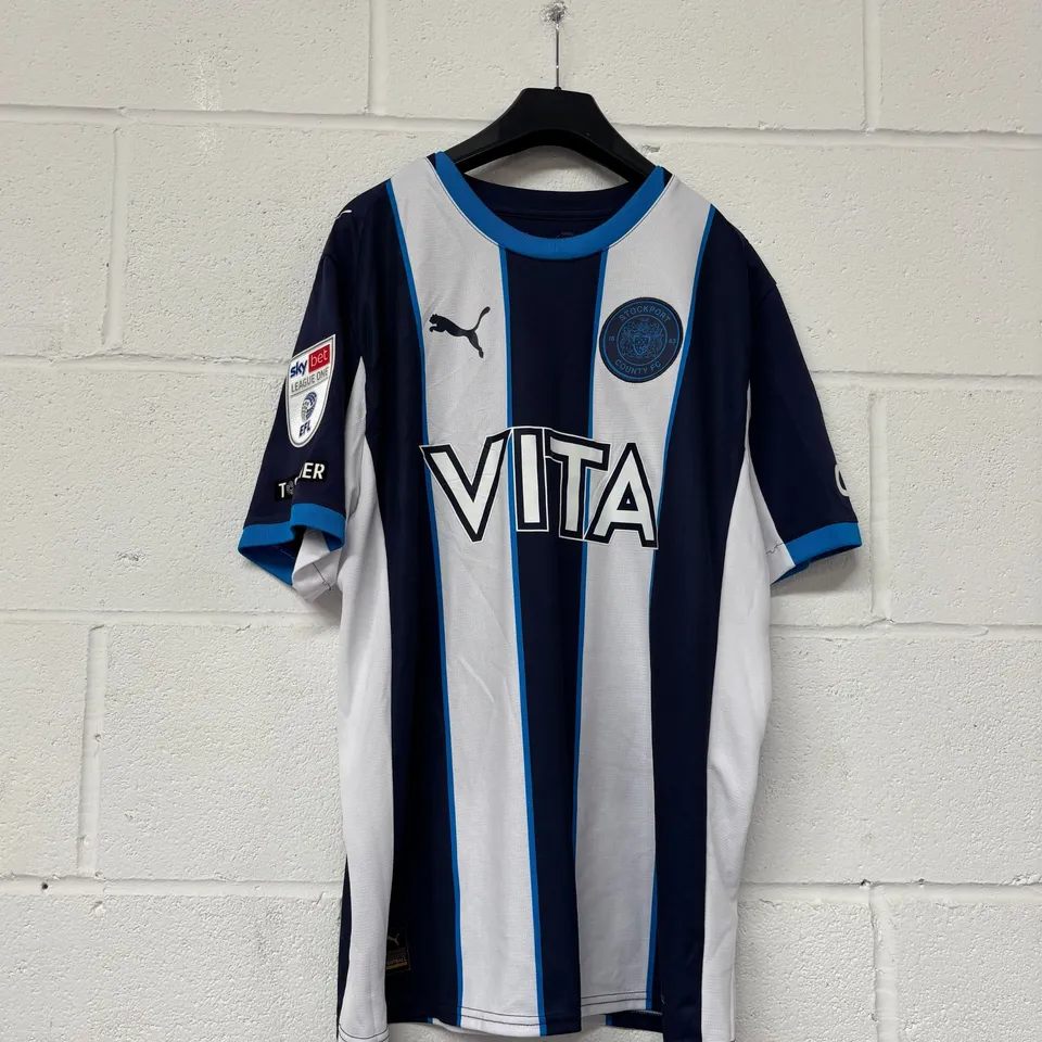 STOCKPORT COUNTY F.C LEAGUE ONE MATCH WORN AWAY SHIRT IN BLUE/WHITE - EU L / TYLER ONYANGO #24
