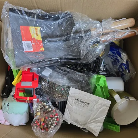 APPROXIMATELY 20 ASSORTED ITEMS TO INCLUDE METAL COAL SHOVEL, CLOTHONG HANGARS, PLASTIC CUPS, ETC - COLLECTION ONLY