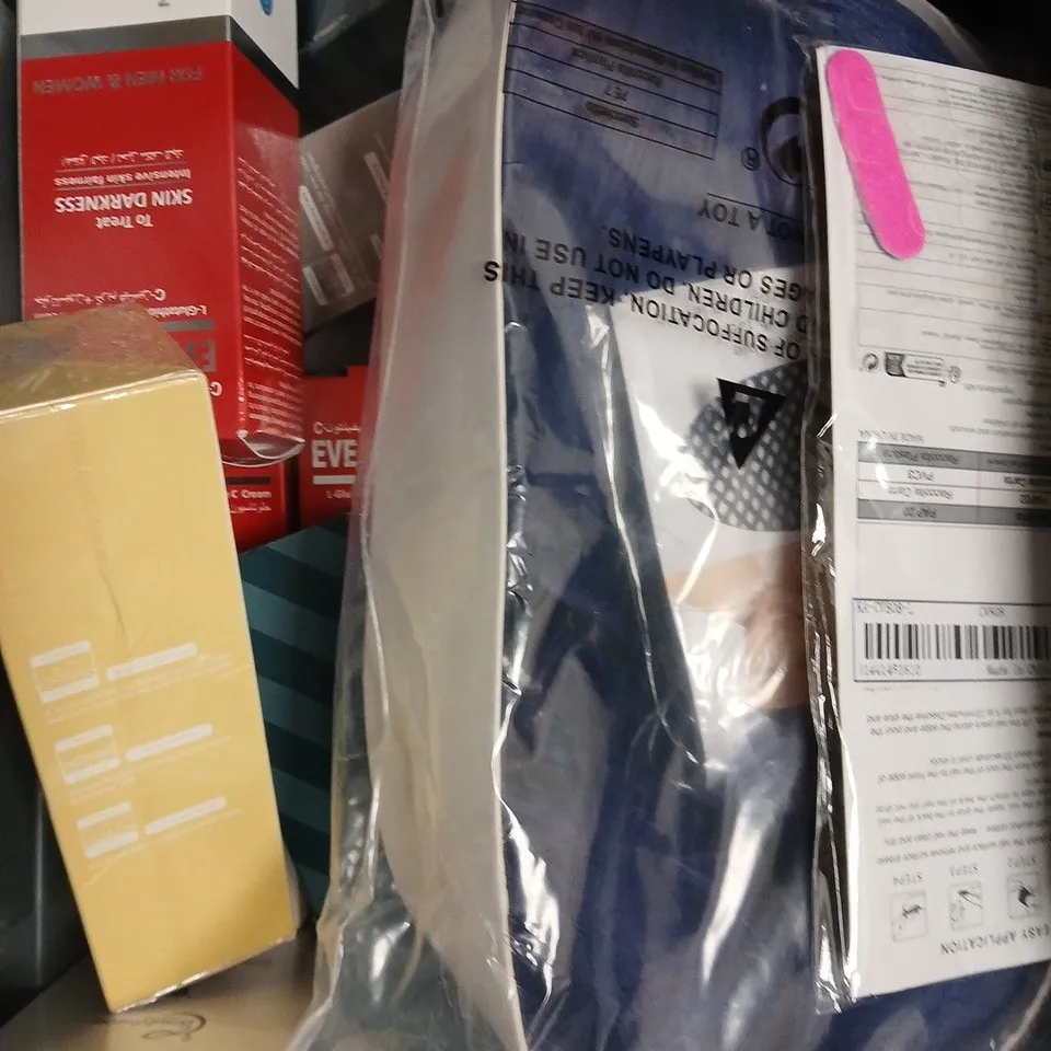 APPROXIMATELY 15 ASSORTED HEALTH & BEAUTY PRODUCTS TO INCLUDE FRIDA BABY HAIR BRUSH, MASK BRUSH, HAIR TRIMMER ETC 