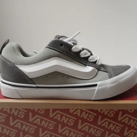 VANS KNU SKOOL SNEAKERS – GREY/PEWTER & WHITE – UK 6 (MEN'S) – BOXED