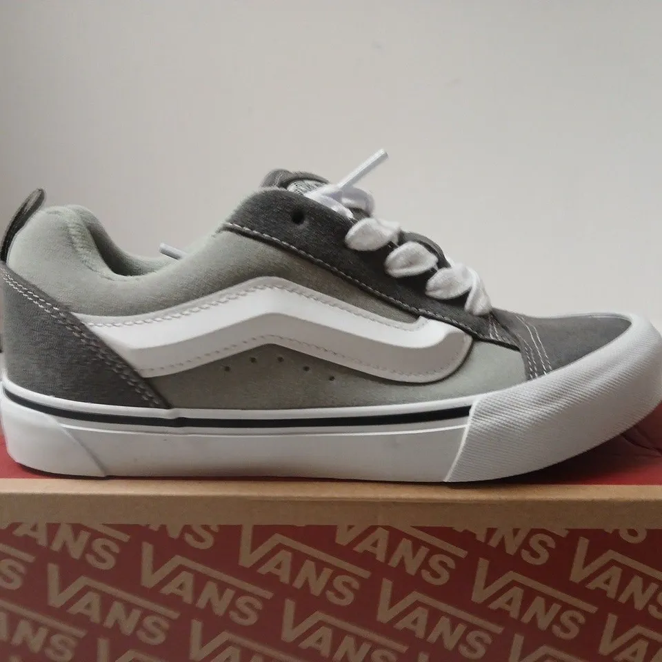 VANS KNU SKOOL SNEAKERS – GREY/PEWTER & WHITE – UK 6 (MEN'S) – BOXED