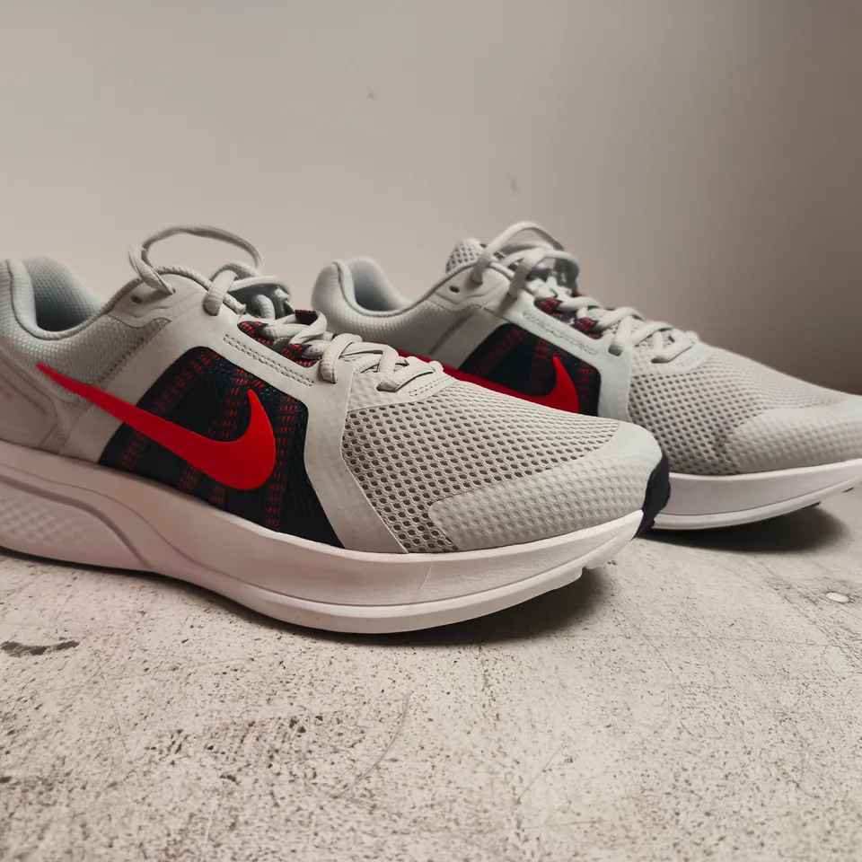 BOXED PAIR OF NIKE RUN SWIFT 2 TRAINERS IN PLATINUM/RED SIZE UK 10.5